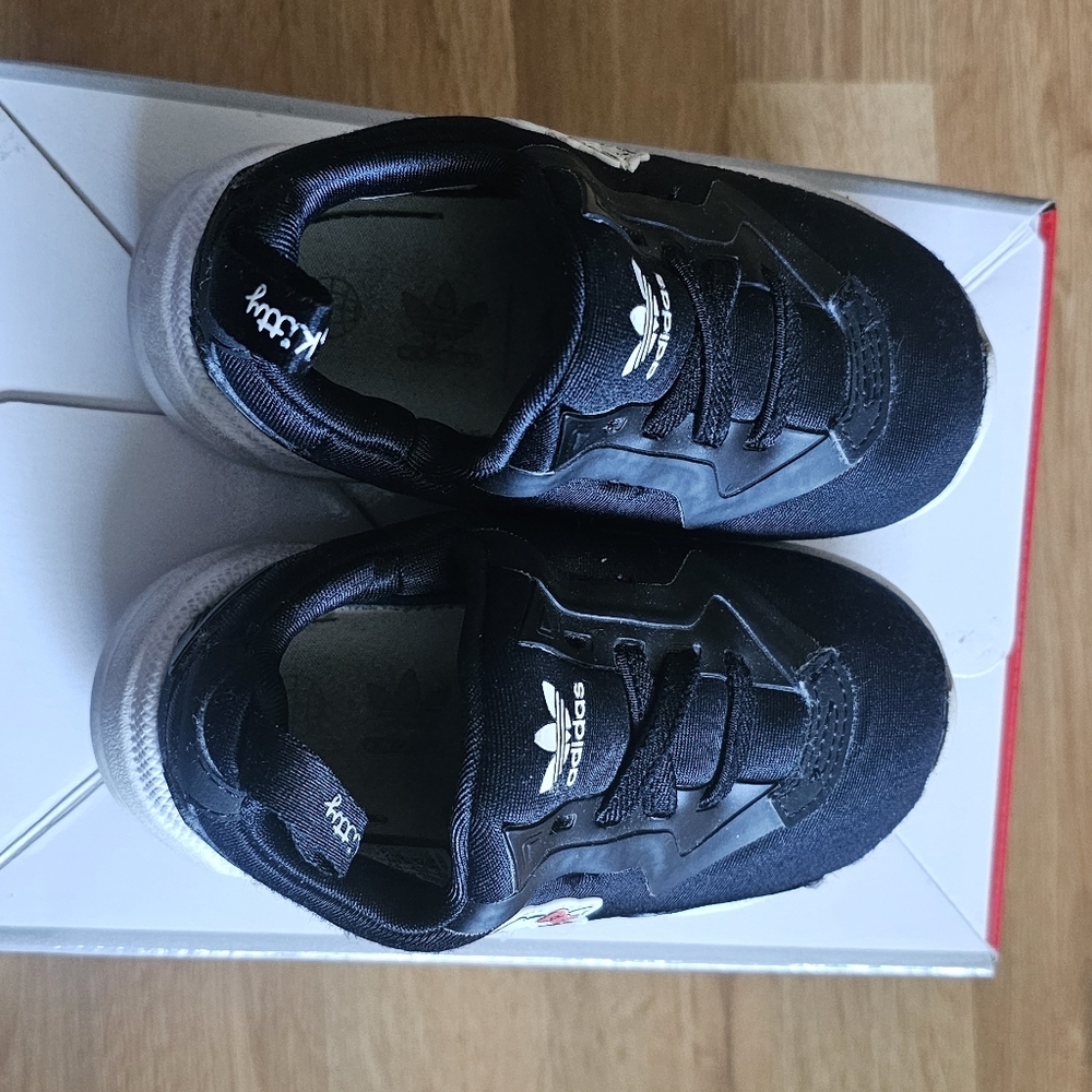 Gym shoes